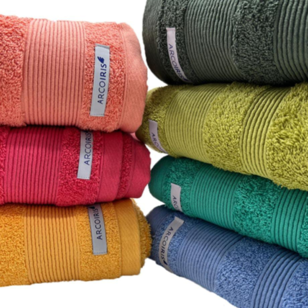 Toallón Arcoiris: Color y Comodidad en Cada Uso